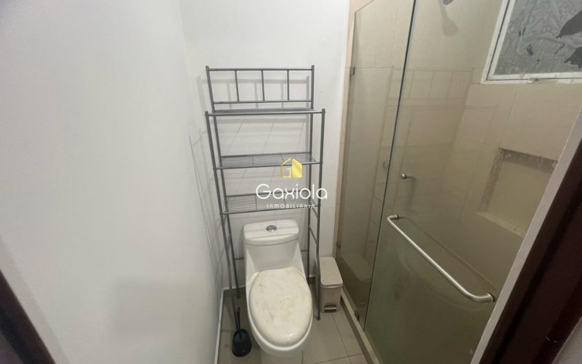 Se RENTA casa amueblada en privada La Perla con acceso controlado y área común