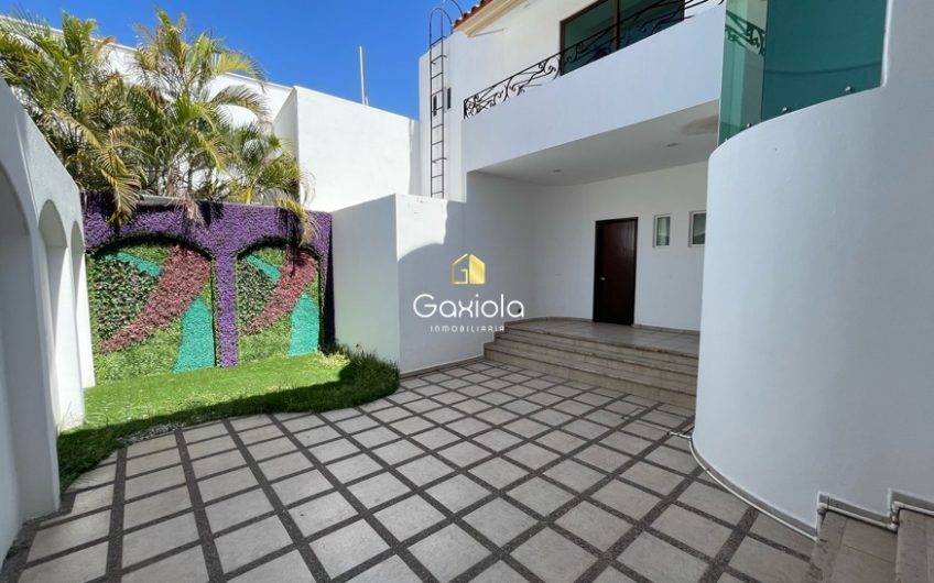 Se RENTA casa semiequipada en Colinas de San Miguel