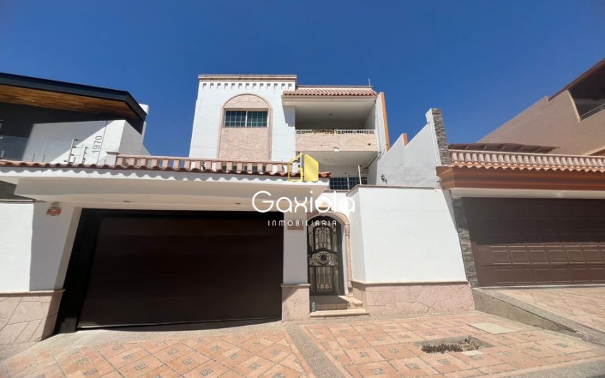 Se RENTA casa en Colinas de San Miguel