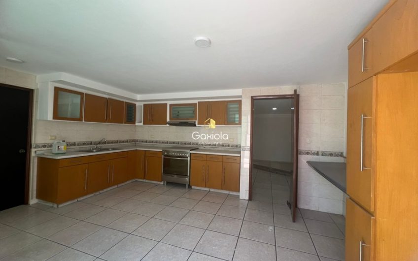 Se RENTA casa en Colinas de San Miguel