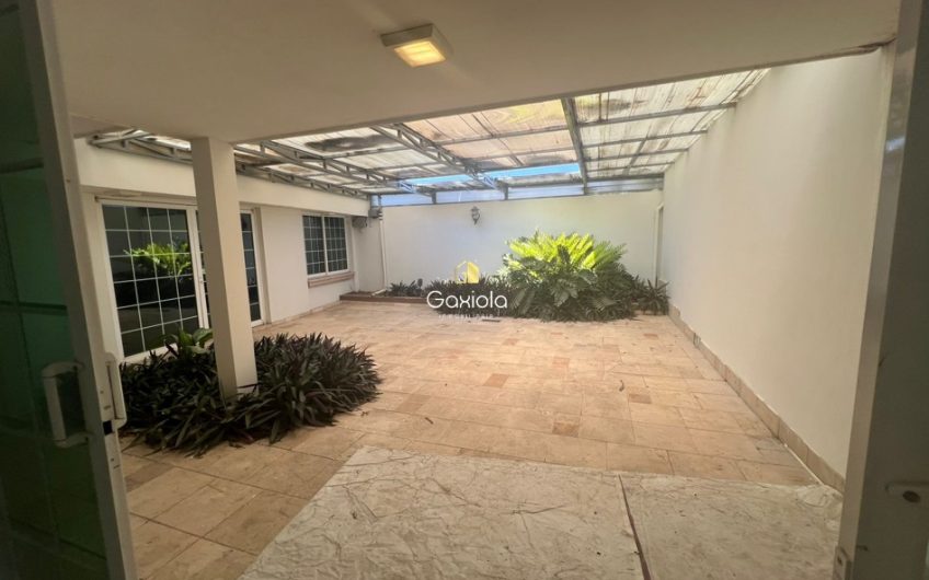 Se RENTA casa en Colinas de San Miguel