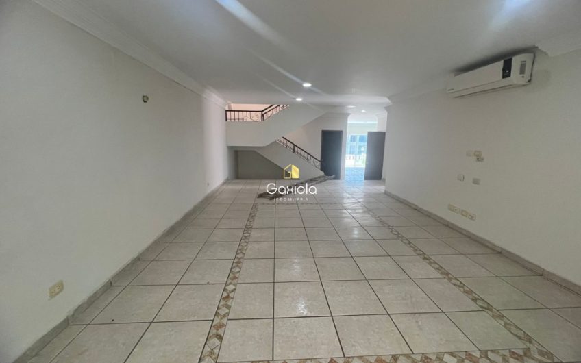 Se RENTA casa en Colinas de San Miguel