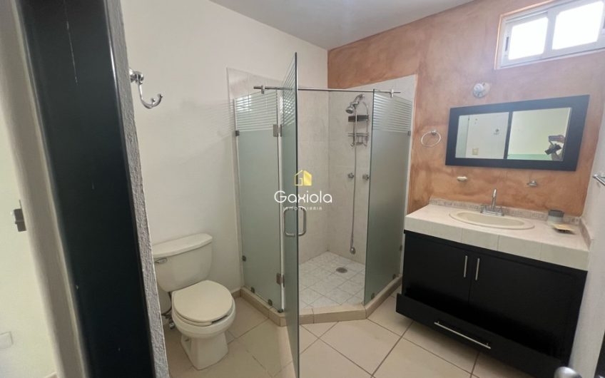 Se VENDE casa de dos pisos  en Valle alto