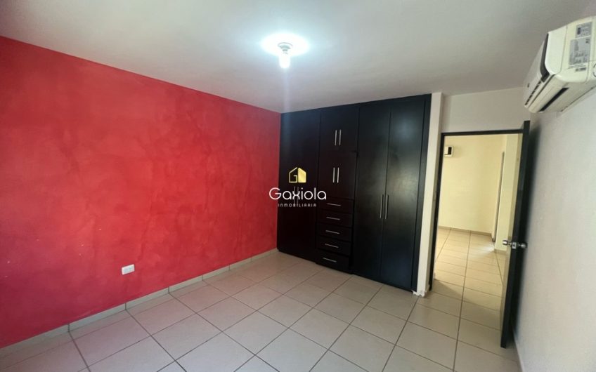 Se VENDE casa de dos pisos  en Valle alto