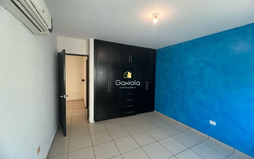 Se VENDE casa de dos pisos  en Valle alto