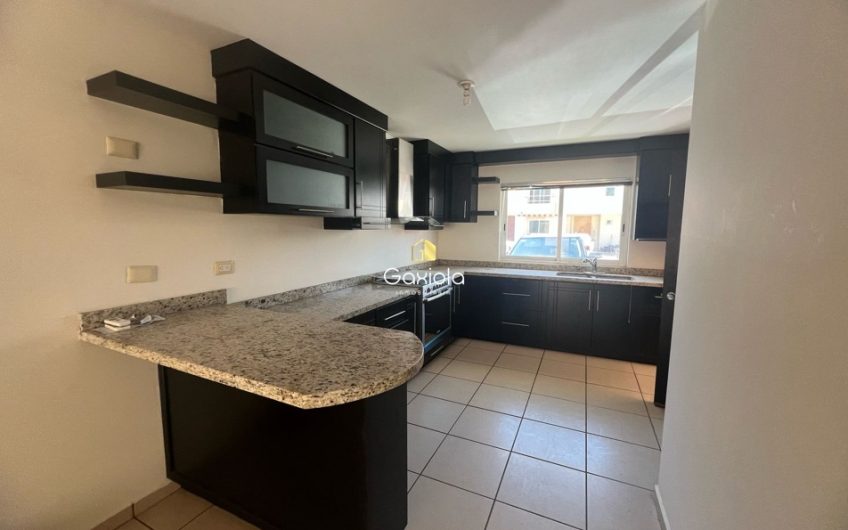 Se VENDE casa de dos pisos  en Valle alto
