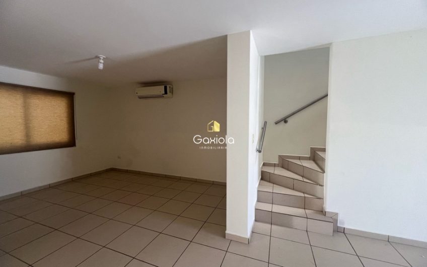 Se VENDE casa de dos pisos  en Valle alto