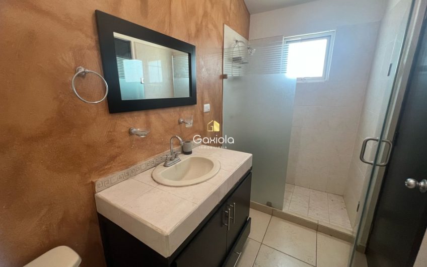 Se VENDE casa de dos pisos  en Valle alto