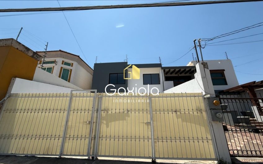 Se RENTA casa con 11 recamaras, Fracc. Villa Universidad