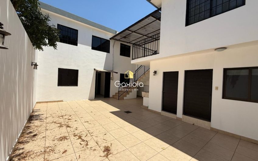 Se RENTA casa con 11 recamaras, Fracc. Villa Universidad