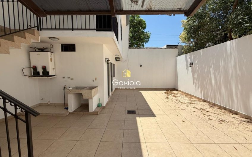 Se RENTA casa con 11 recamaras, Fracc. Villa Universidad