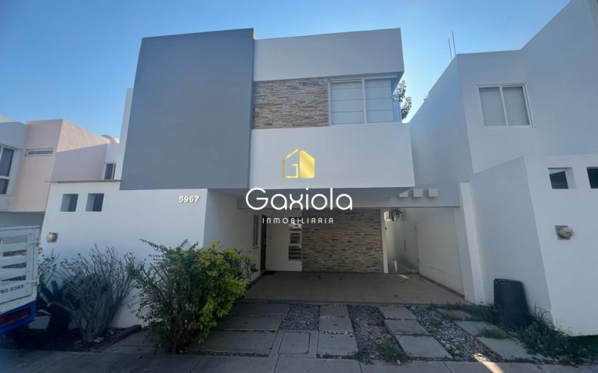 Se RENTA casa amueblada en privada La Perla con acceso controlado y área común