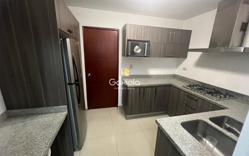 Se RENTA casa amueblada en privada La Perla con acceso controlado y área común