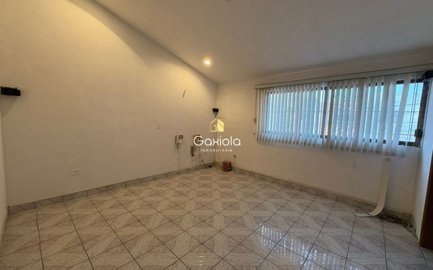 Se VENDE casa en Col. Chapultpec, cerca de plaza comercial Fórum