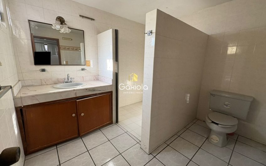 Se VENDE casa en Col. Chapultpec, cerca de plaza comercial Fórum