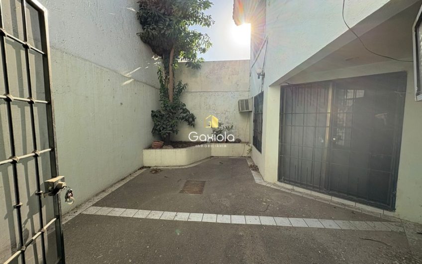 Se VENDE casa en Col. Chapultpec, cerca de plaza comercial Fórum