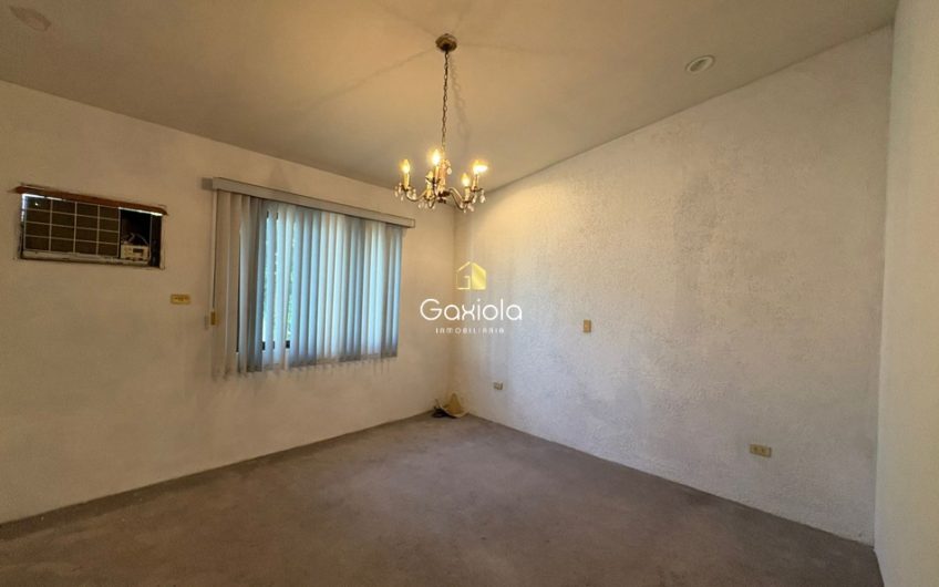 Se VENDE casa en Col. Chapultpec, cerca de plaza comercial Fórum