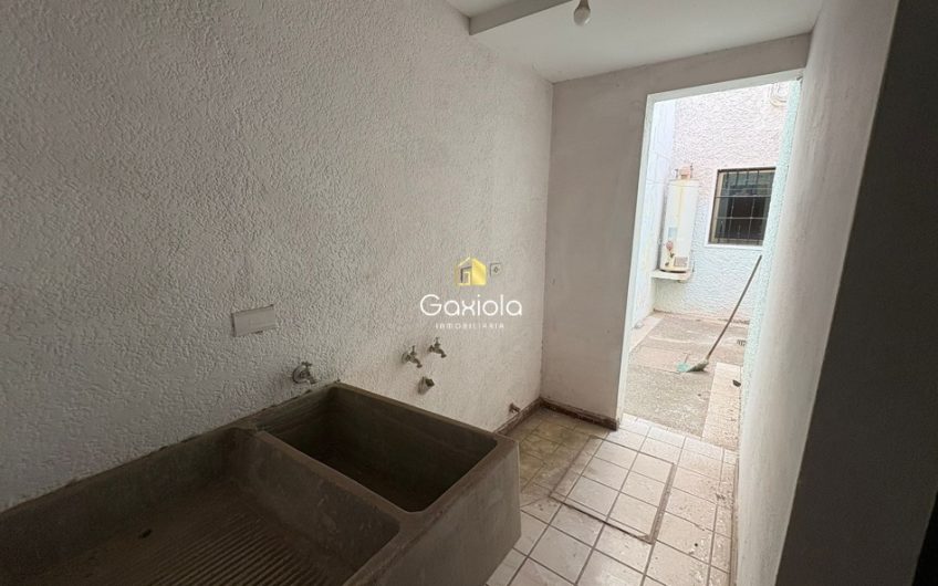 Se VENDE casa en Col. Chapultpec, cerca de plaza comercial Fórum