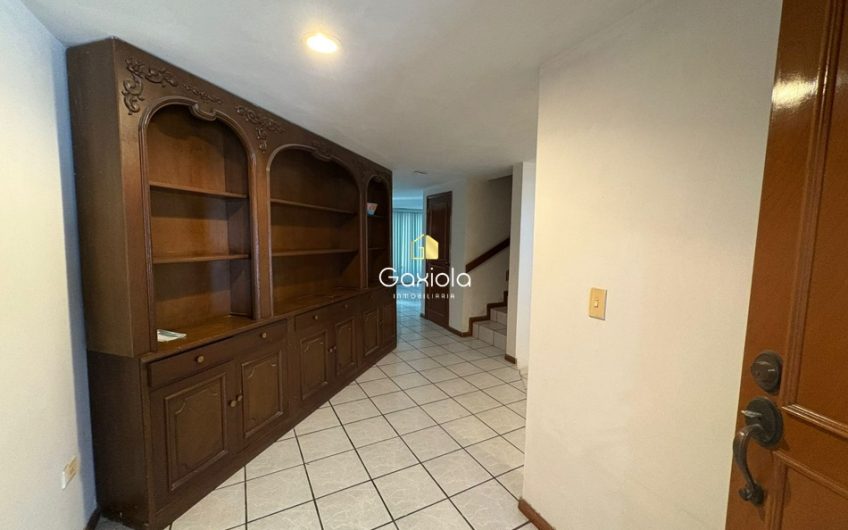 Se VENDE casa en Col. Chapultpec, cerca de plaza comercial Fórum