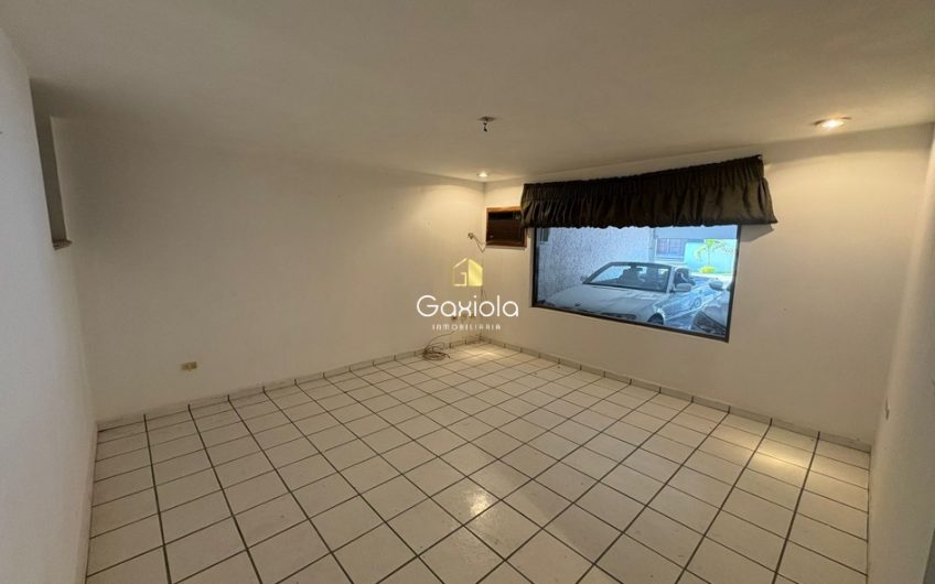 Se VENDE casa en Col. Chapultpec, cerca de plaza comercial Fórum
