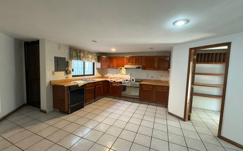 Se VENDE casa en Col. Chapultpec, cerca de plaza comercial Fórum