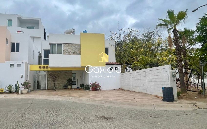 Se RENTA casa en privada La Perla, con acceso controlado y área común con alberca
