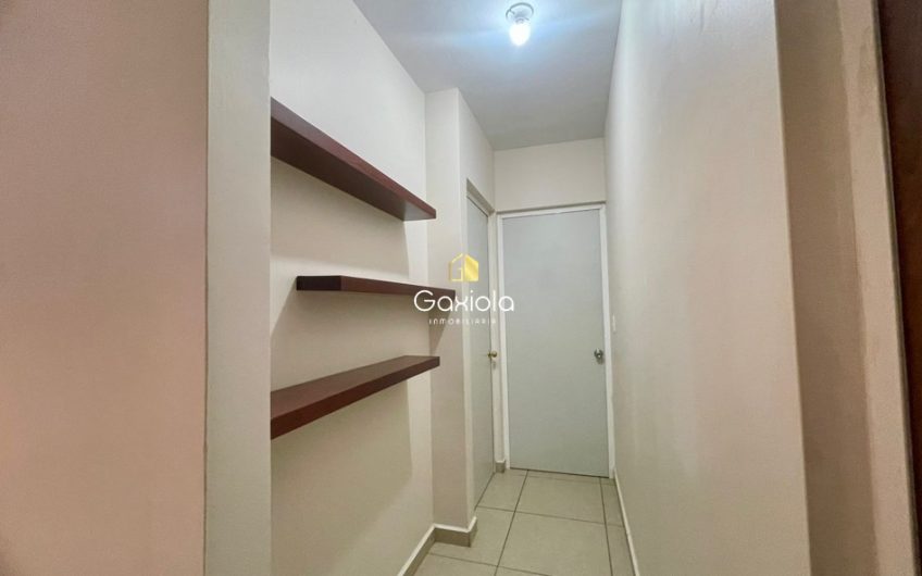 Se RENTA casa en privada La Perla, con acceso controlado y área común con alberca