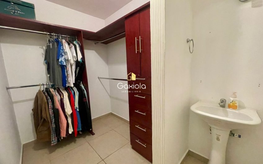 Se RENTA casa en privada La Perla, con acceso controlado y área común con alberca