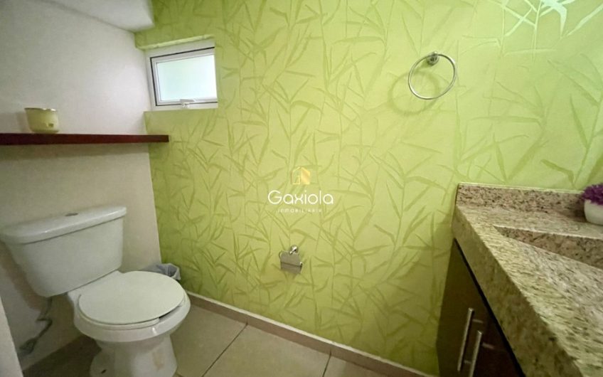 Se RENTA casa en privada La Perla, con acceso controlado y área común con alberca