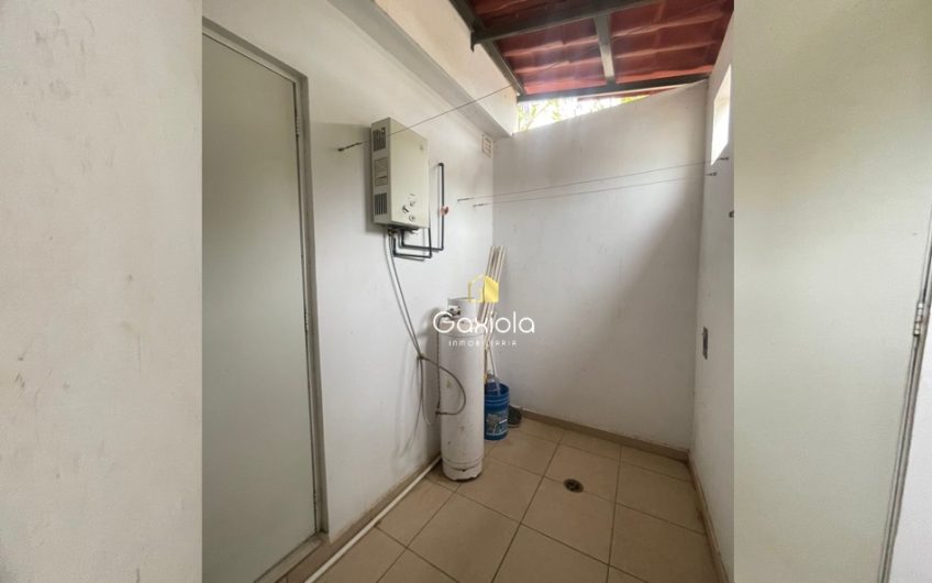 Se RENTA casa en privada La Perla, con acceso controlado y área común con alberca