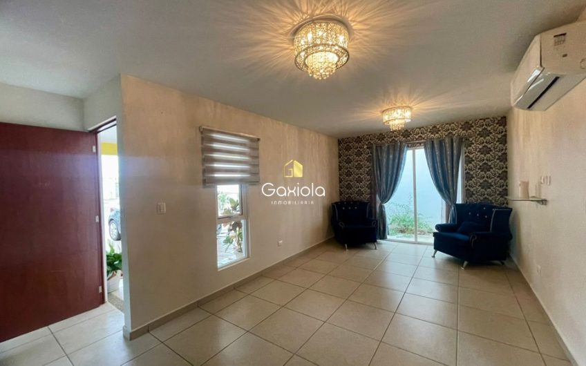 Se RENTA casa en privada La Perla, con acceso controlado y área común con alberca