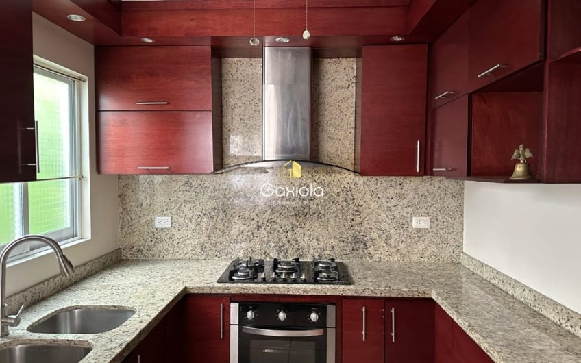 Se RENTA casa en privada La Perla, con acceso controlado y área común con alberca
