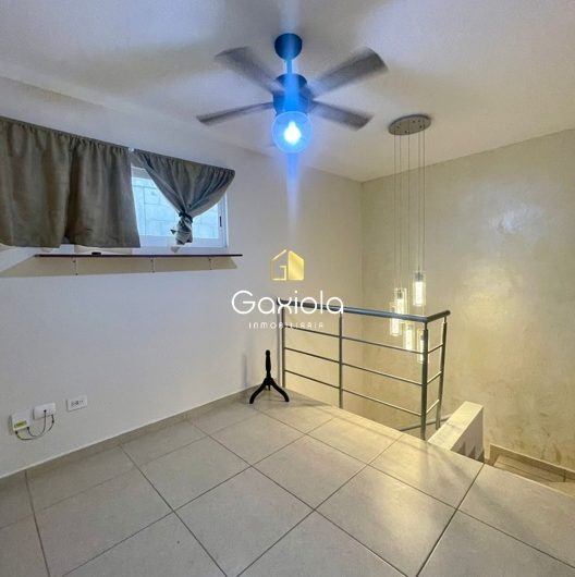 Se RENTA casa en privada La Perla, con acceso controlado y área común con alberca