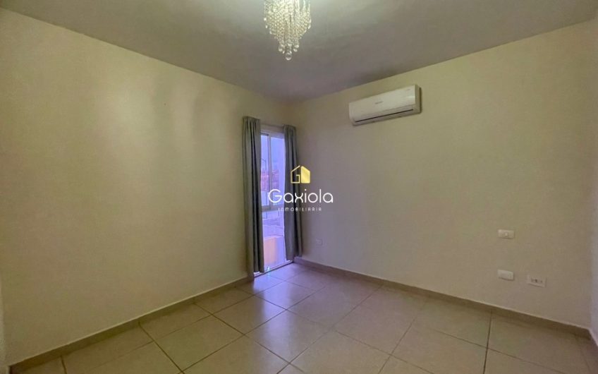 Se RENTA casa en privada La Perla, con acceso controlado y área común con alberca