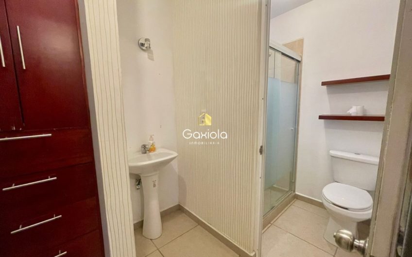 Se RENTA casa en privada La Perla, con acceso controlado y área común con alberca