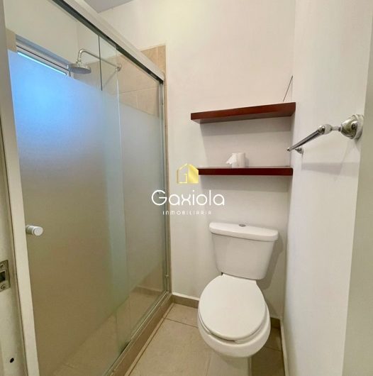 Se RENTA casa en privada La Perla, con acceso controlado y área común con alberca