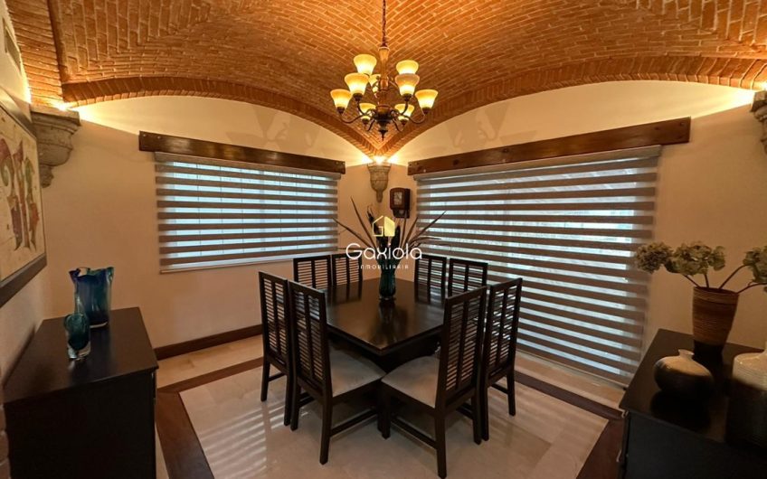 Se VENDE casa en Privada Lomas del bosque, con acceso controlado y área común con alberca