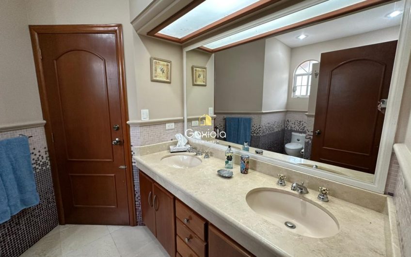 Se VENDE casa en Privada Lomas del bosque, con acceso controlado y área común con alberca