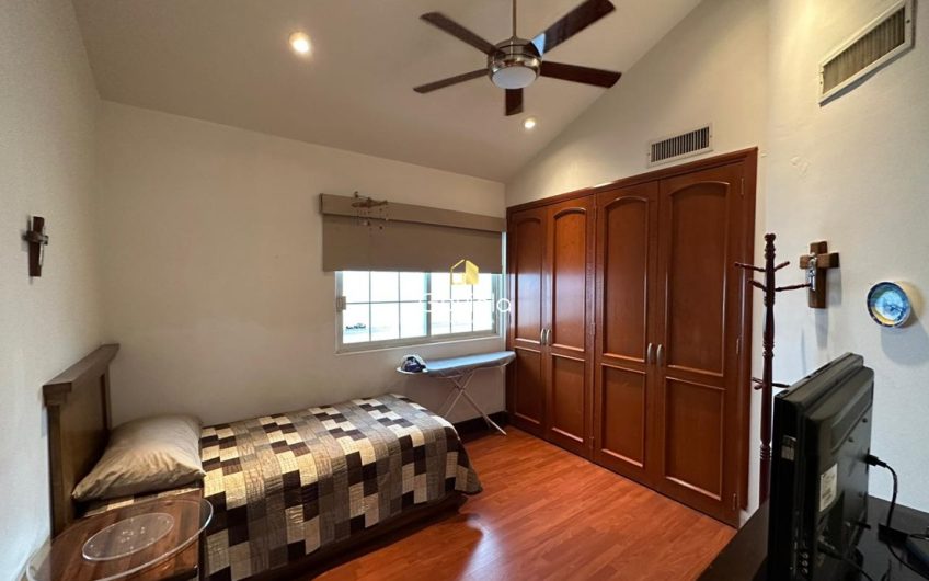 Se VENDE casa en Privada Lomas del bosque, con acceso controlado y área común con alberca