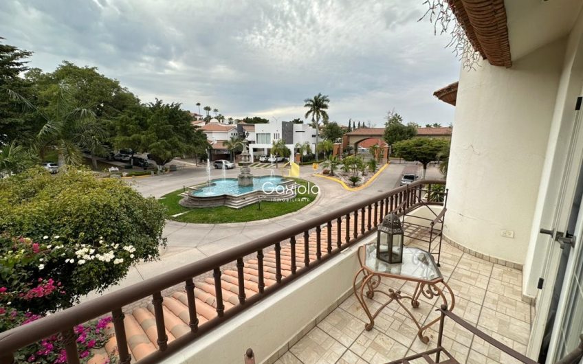 Se VENDE casa en Privada Lomas del bosque, con acceso controlado y área común con alberca