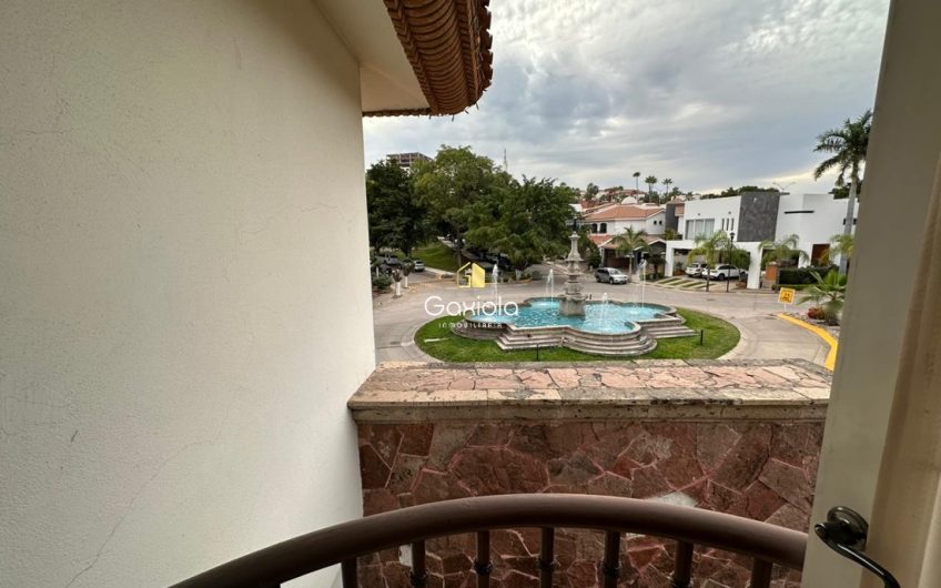 Se VENDE casa en Privada Lomas del bosque, con acceso controlado y área común con alberca