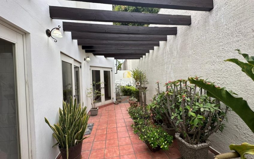 Se VENDE casa en Privada Lomas del bosque, con acceso controlado y área común con alberca