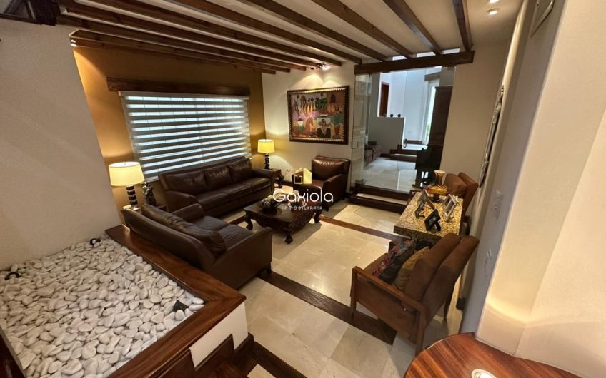 Se VENDE casa en Privada Lomas del bosque, con acceso controlado y área común con alberca