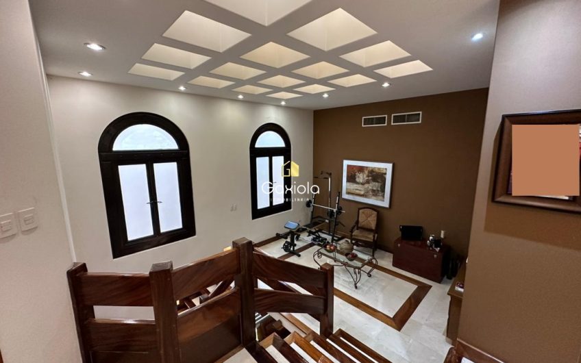 Se VENDE casa en Privada Lomas del bosque, con acceso controlado y área común con alberca