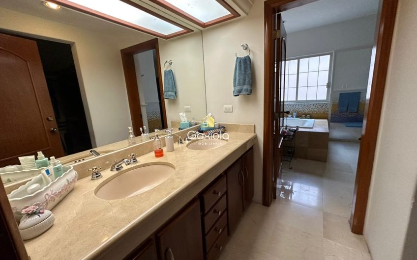 Se VENDE casa en Privada Lomas del bosque, con acceso controlado y área común con alberca