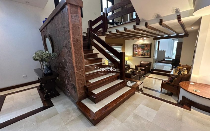 Se VENDE casa en Privada Lomas del bosque, con acceso controlado y área común con alberca