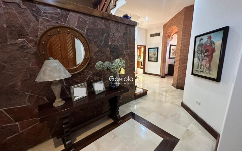 Se VENDE casa en Privada Lomas del bosque, con acceso controlado y área común con alberca