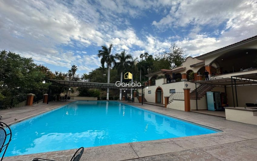 Se VENDE casa en Privada Lomas del bosque, con acceso controlado y área común con alberca