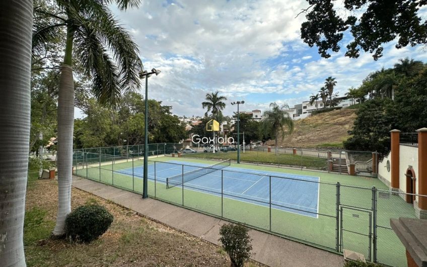 Se VENDE casa en Privada Lomas del bosque, con acceso controlado y área común con alberca