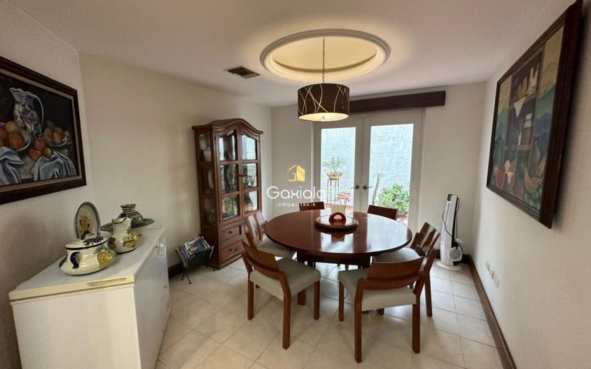 Se VENDE casa en Privada Lomas del bosque, con acceso controlado y área común con alberca